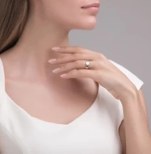 Złota obrączka ślubna z diamentami